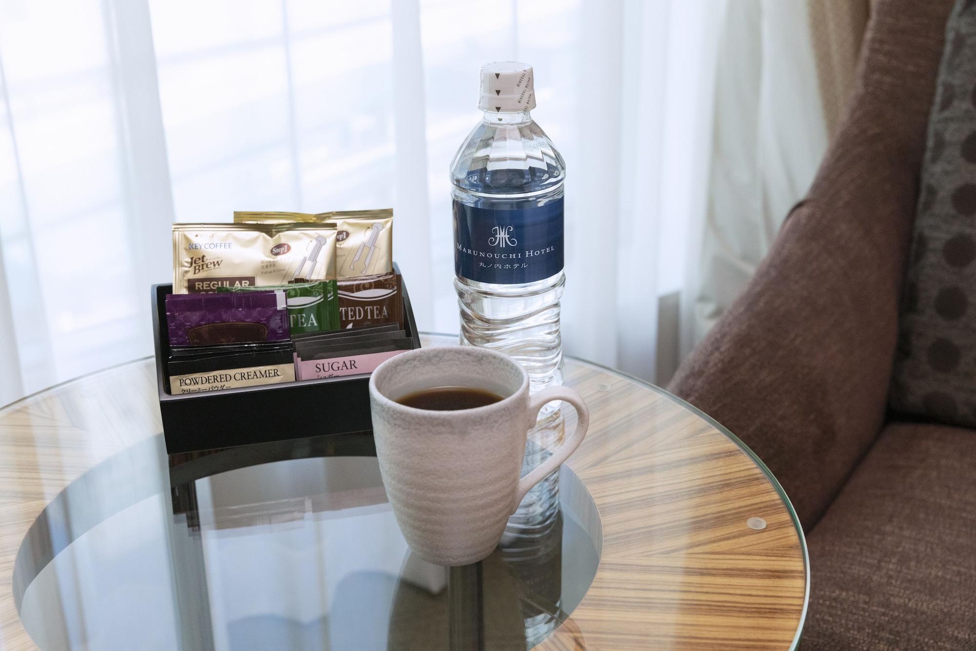 טוקיו Marunouchi Hotel מראה חיצוני תמונה A bottle of water and a cup of tea in a hotel room