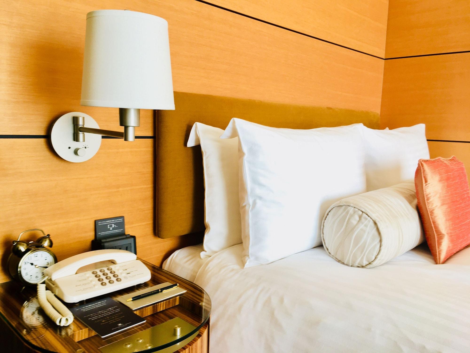 טוקיו Marunouchi Hotel מראה חיצוני תמונה A telephone on a bedside table