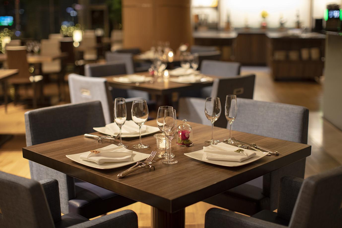 טוקיו Marunouchi Hotel מראה חיצוני תמונה A table set for fine dining