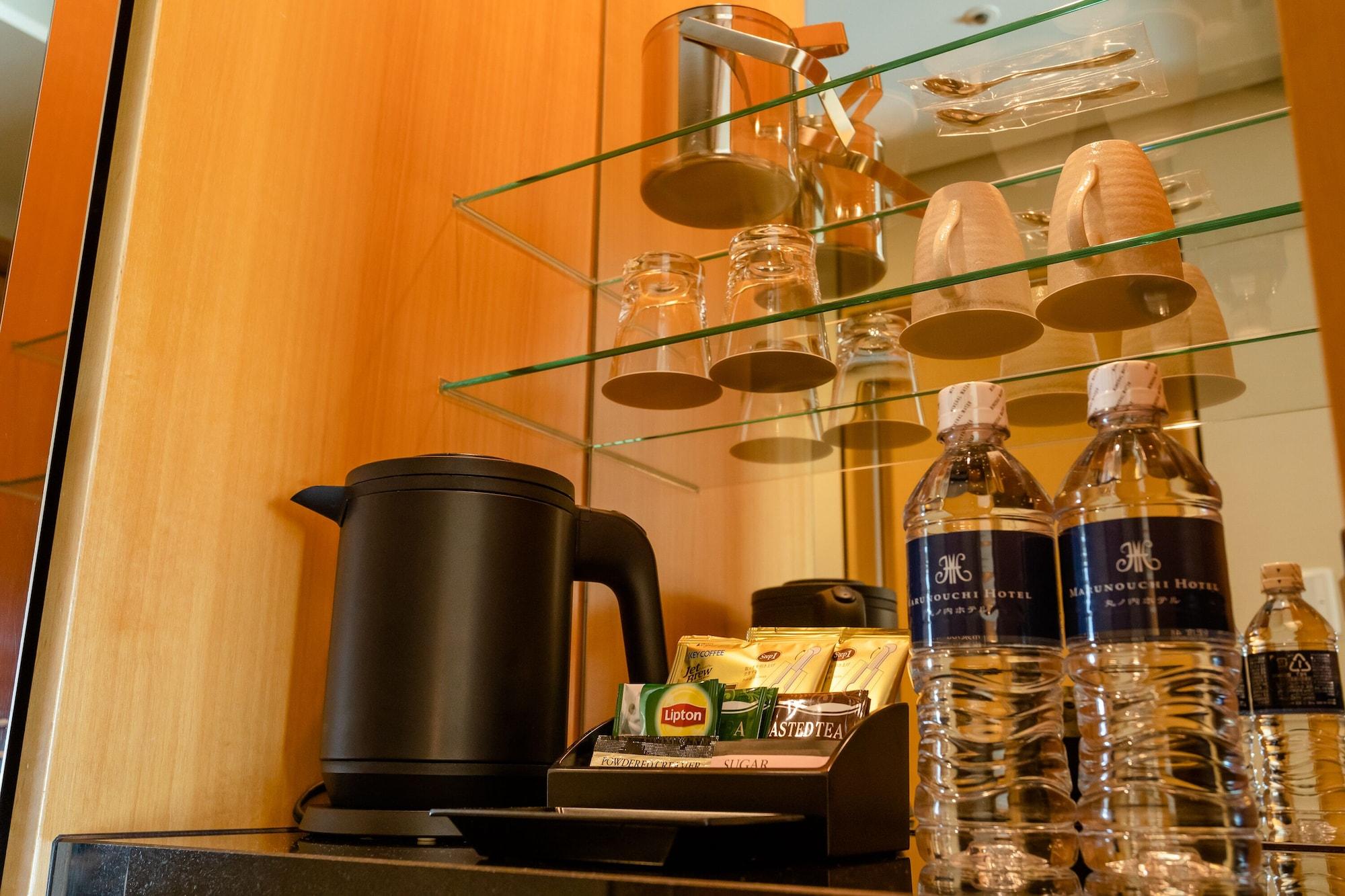 טוקיו Marunouchi Hotel מראה חיצוני תמונה Bottled water in a hotel room