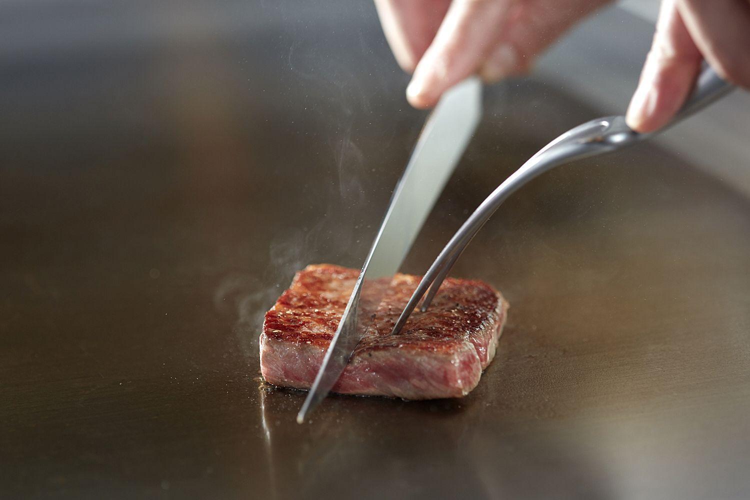 טוקיו Marunouchi Hotel מראה חיצוני תמונה A steak being tested for doneness